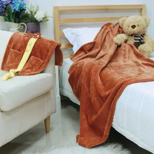 EPICO's Temote Gang Plush Polyester Blanket with Roll Bag Case, Brown
